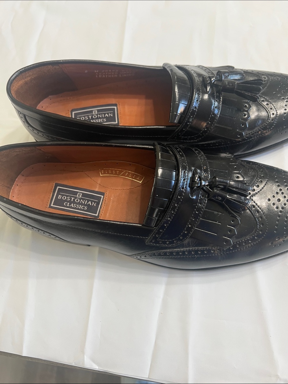 Bostonian Black ClassicsTassel Loafers with Brogue details in Leather.
